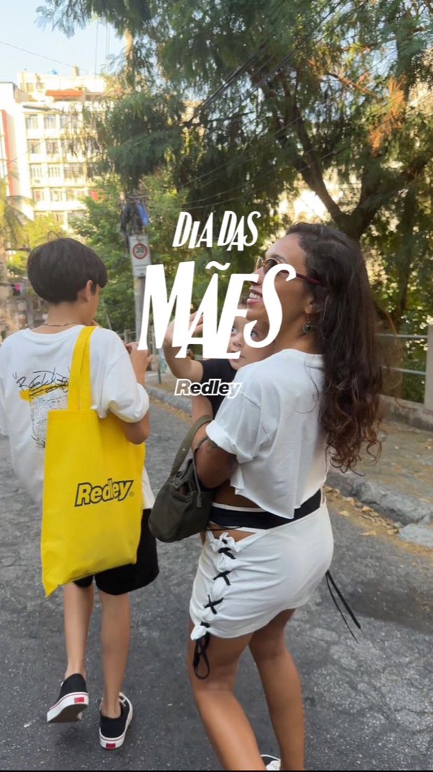 Tchele caminhando numa ladeira arborizada com os filhos, um deles com ecobag amarela da Redley, e o lettering Dia das Mães sobre a foto.